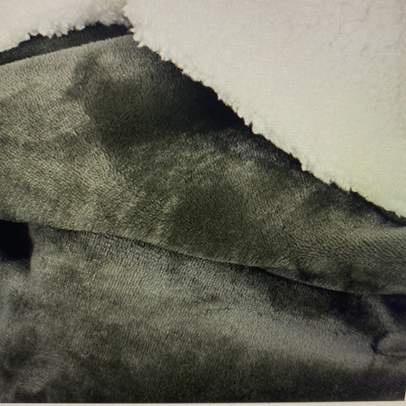 Amazon Basics Sherpa Throw - Picture 9 of 9